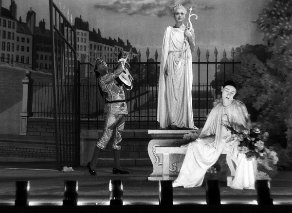 ©1946 Pathé Cinema - all rights reserved.